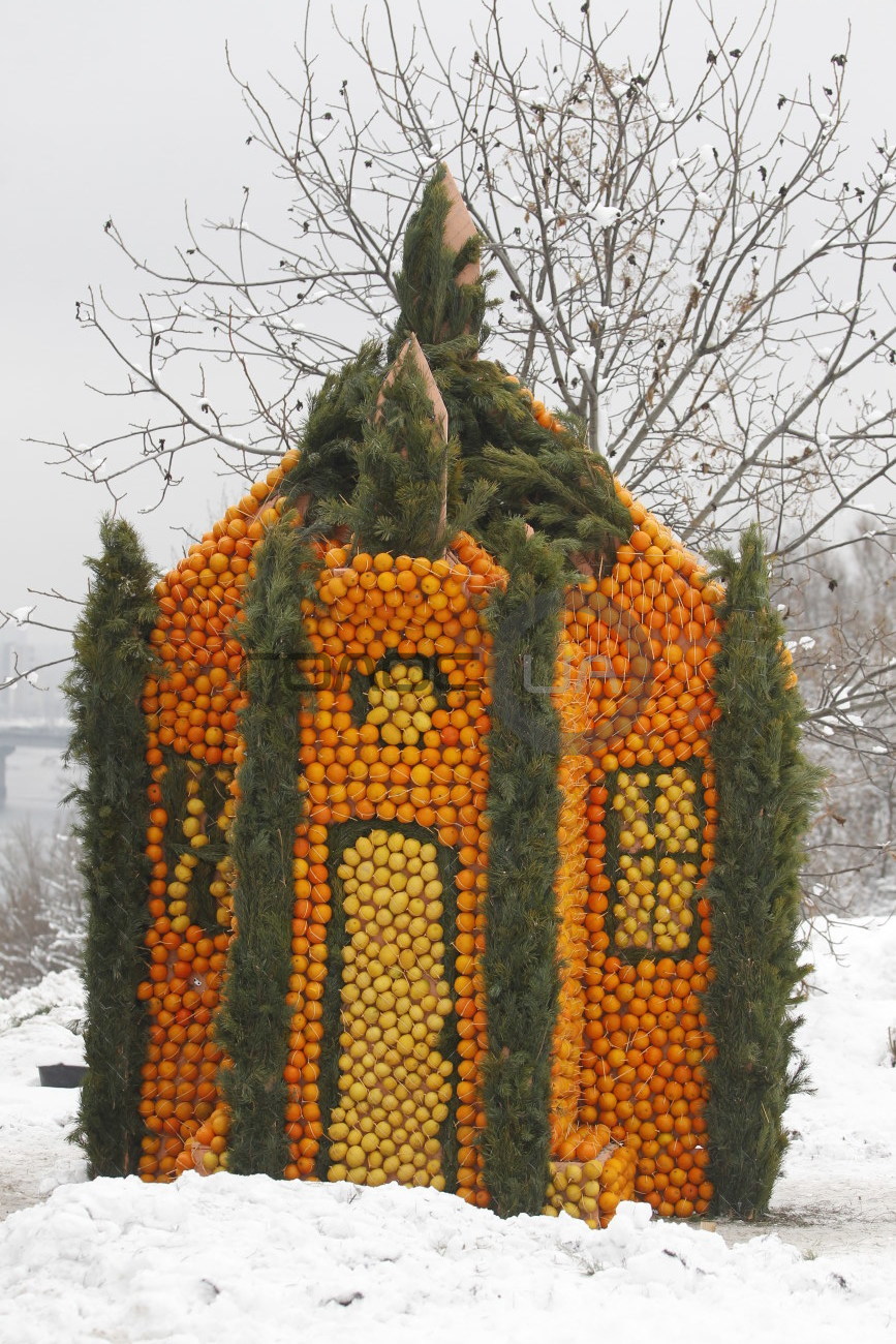 В Киеве на Певчем поле продолжается выставка фигур из апельсинов и лимонов