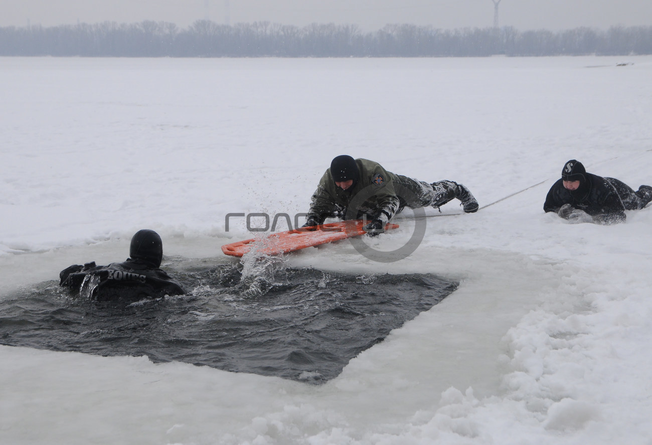В Киеве спасатели напомнили рыбакам об опасности пребывания на льду