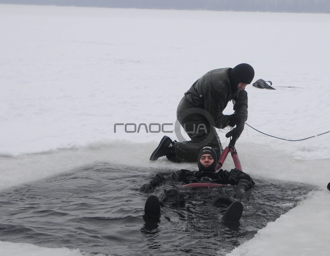В Киеве спасатели напомнили рыбакам об опасности пребывания на льду