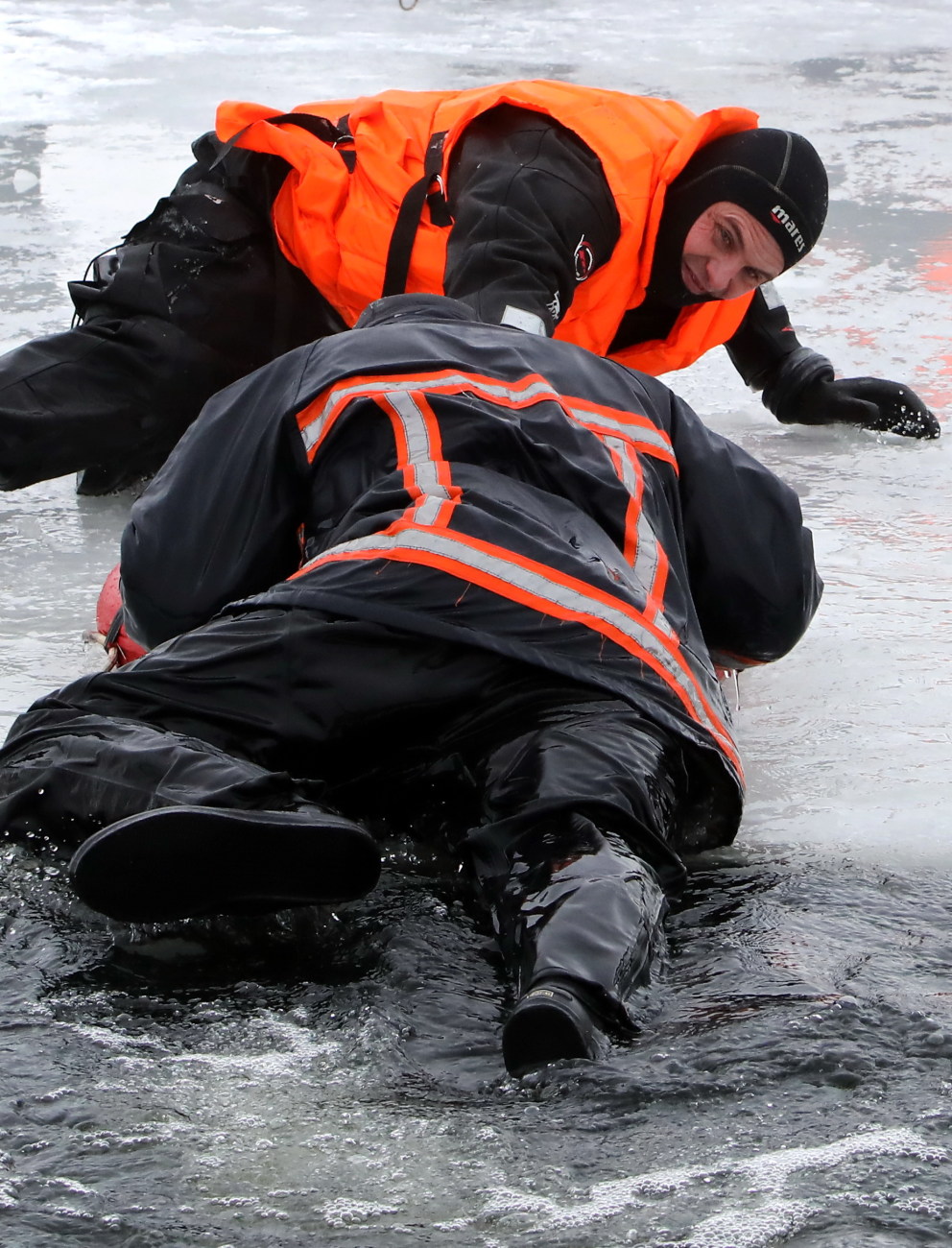 Спасатели предупреждают об опасности пребывания на воде во время празднования Крещения
