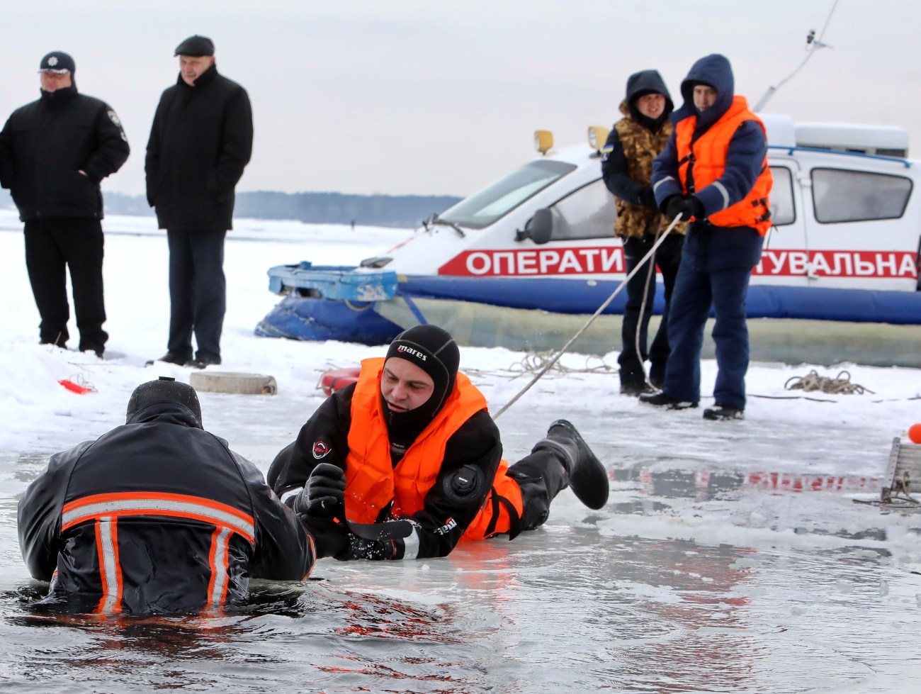 Спасатели предупреждают об опасности пребывания на воде во время празднования Крещения