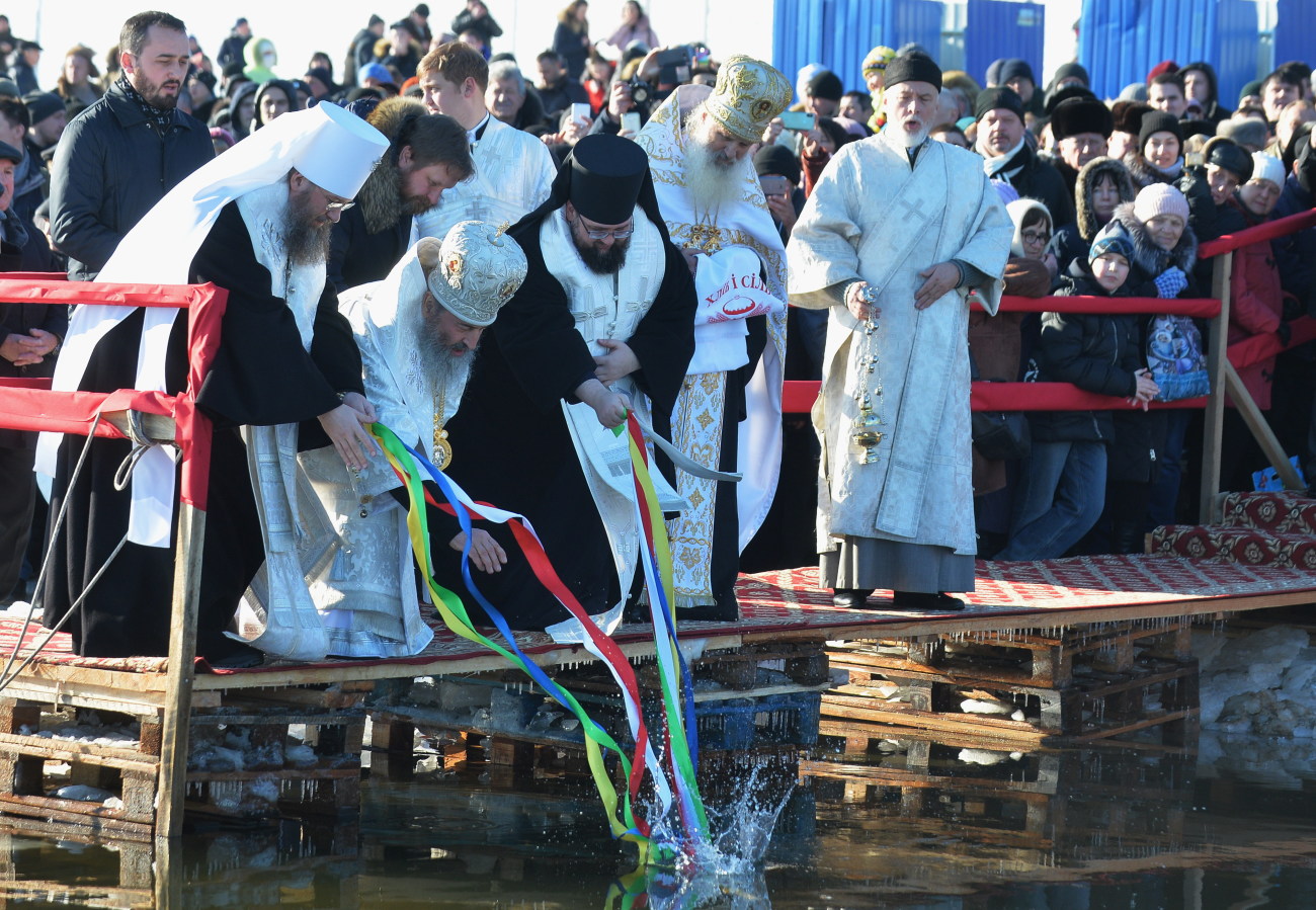 Предстоятель УПЦ МП Митрополит Онуфрий освятил воды Днепра в Оболонском районе Киева