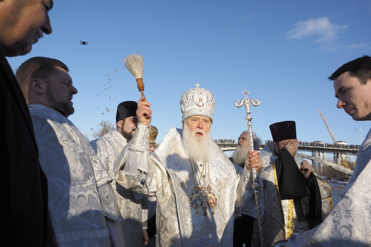 Почетный патриарх Православной церкви Филарет традиционно освятил воды Днепра возле Гидропарка