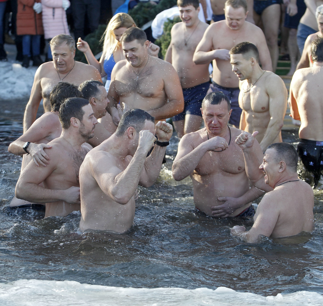 Мэр Киева Виталий Кличко на Крещение купался вместе с 30 коллегами
