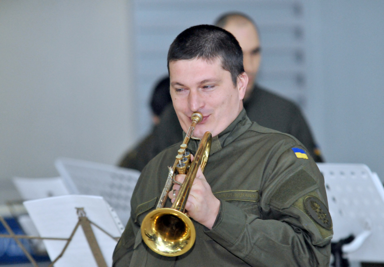 День памяти &#171;киборгов&#187;: харьковский военный оркестр сыграл в память защитников ДАП