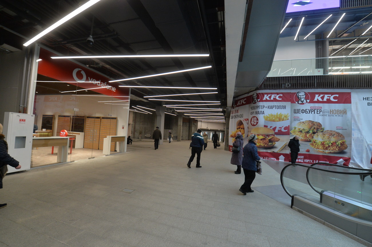 Скандальный ТЦ на станции метро &#171;Героев Днепра&#187; начал работу, не дожидаясь окончания работ