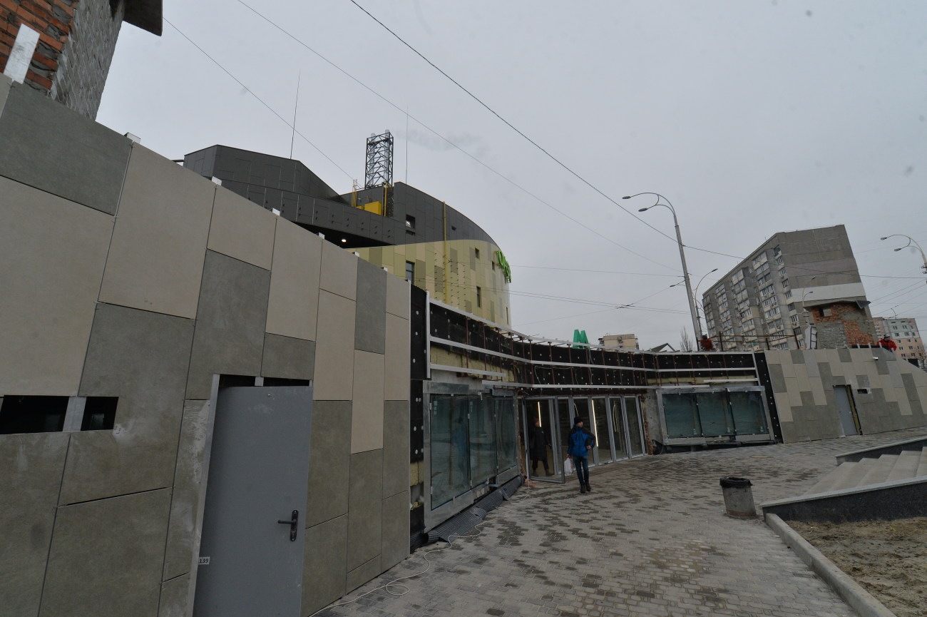 Скандальный ТЦ на станции метро &#171;Героев Днепра&#187; начал работу, не дожидаясь окончания работ