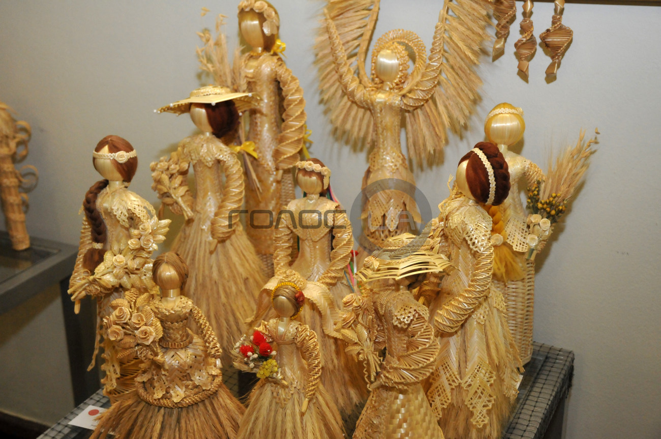 В Харькове проходит выставка плетенных произведений из кукурузных листьев
