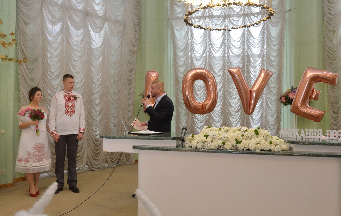 На «Свадебный марафон» в Центральный ЗАГС пришли Петренко и Гройсман