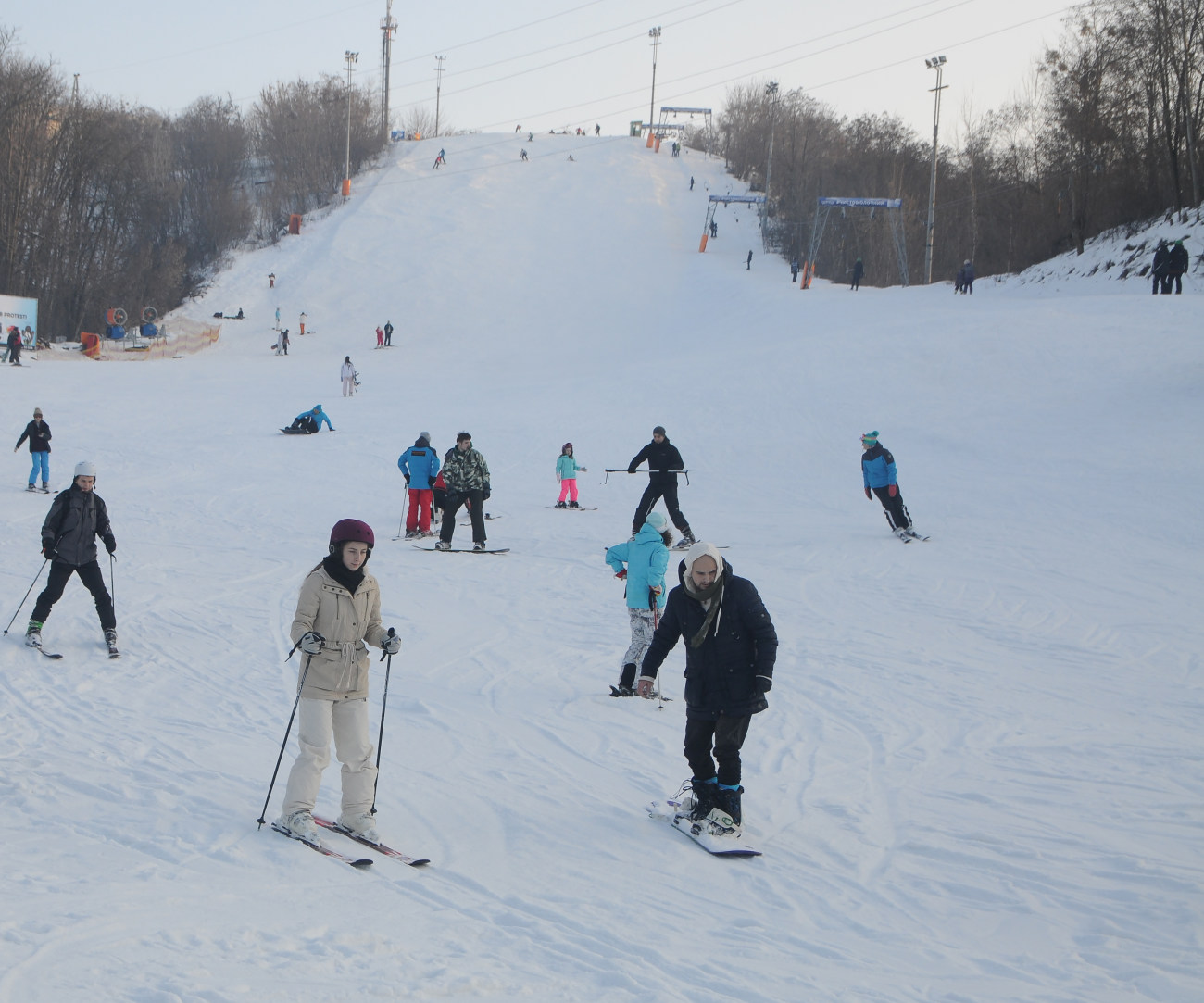 Киевские горы: на Протасовом яру лыжники наслаждаются последними днями зимы