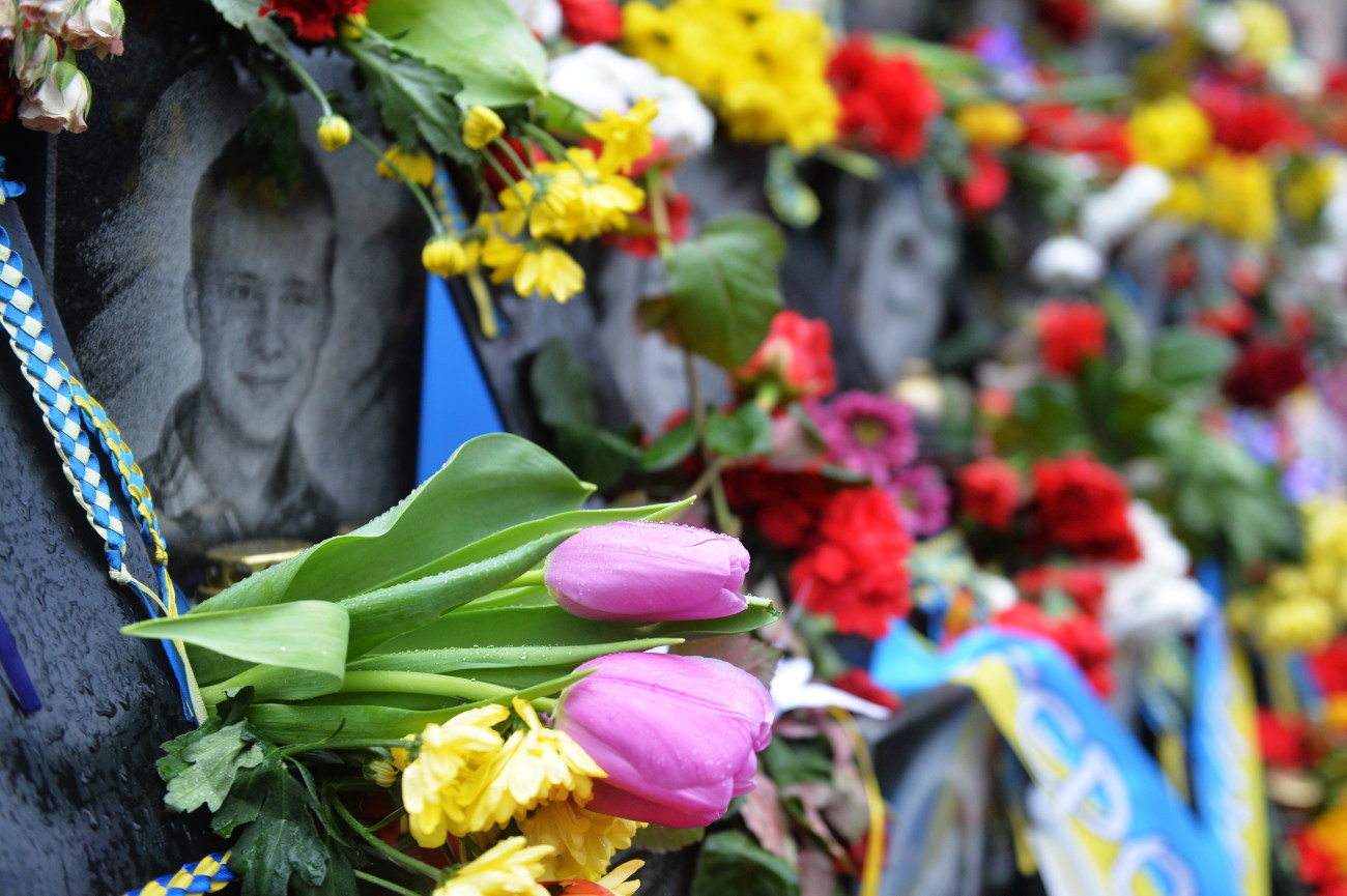 Цветы и пиар: Институтская в годовщину расстрелов на Майдане