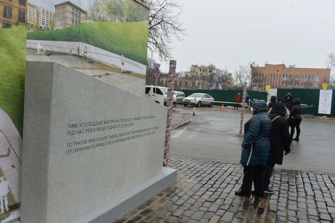 Цветы и пиар: Институтская в годовщину расстрелов на Майдане