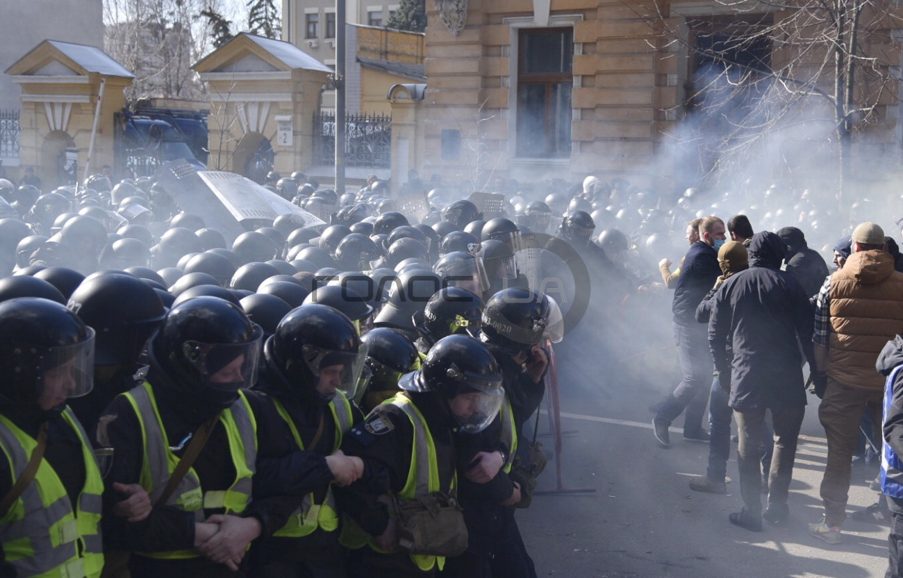 В Киеве националисты штурмовали Администрацию Президента
