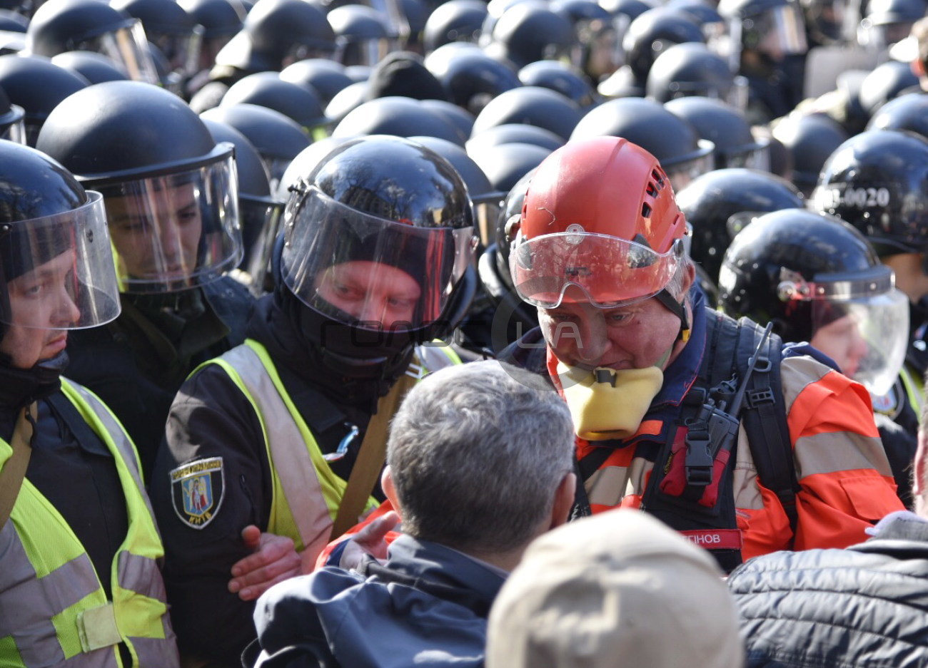 В Киеве националисты штурмовали Администрацию Президента