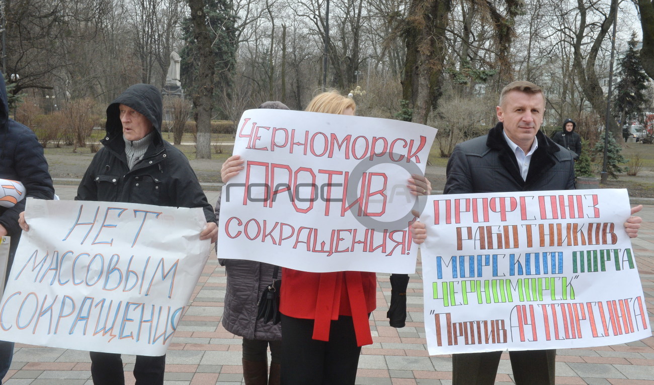 Депутатов пикетировали работники морского порта &#171;Черноморск&#187;