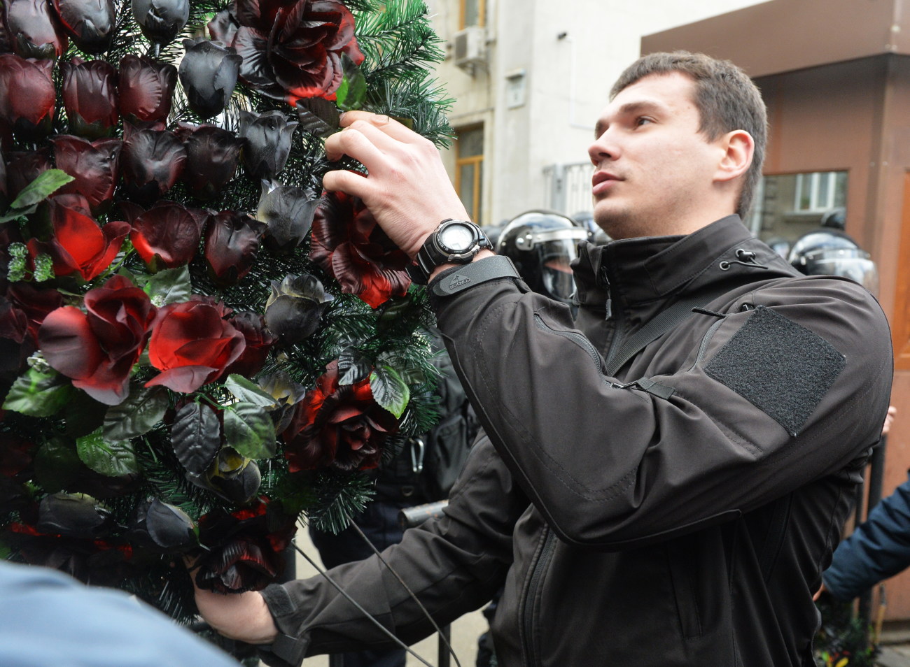 К администрации Порошенко принесли требования и похоронные венки
