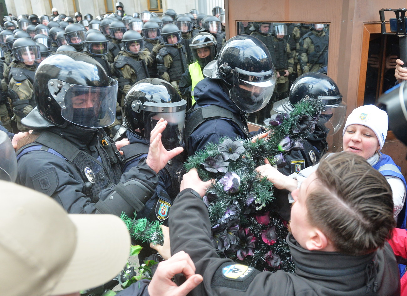 К администрации Порошенко принесли требования и похоронные венки