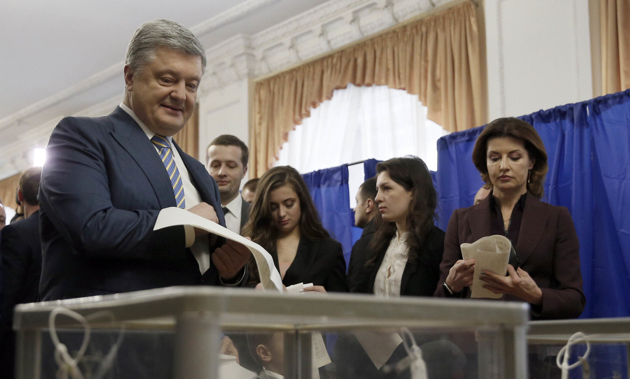 Порошенко вместе с семьей проголосовал на выборах