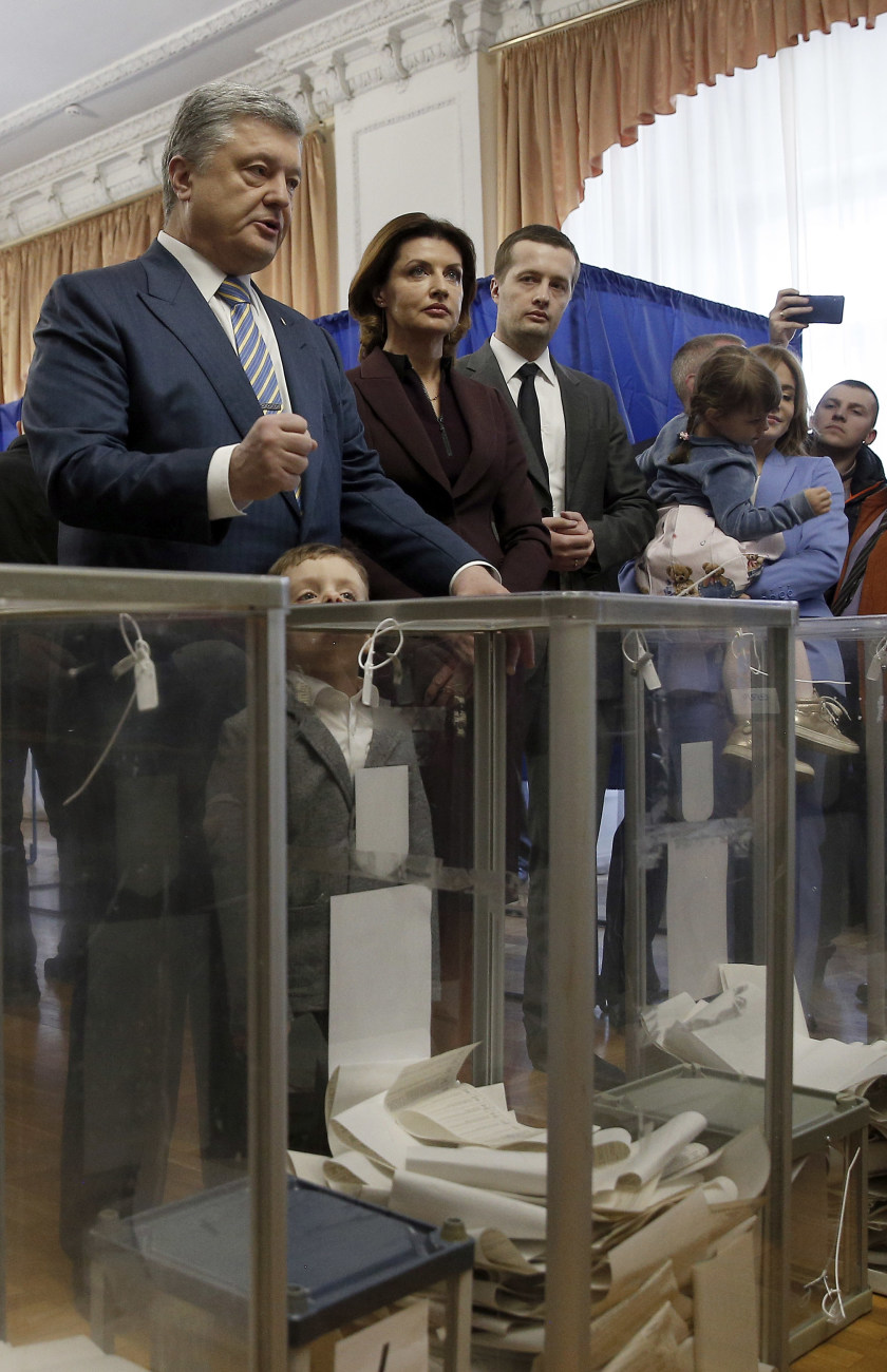 Порошенко вместе с семьей проголосовал на выборах