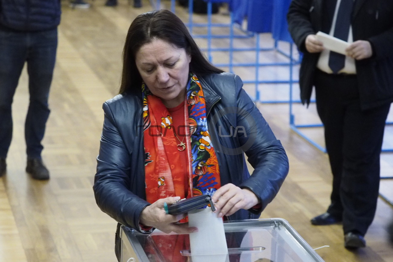 Андрей Парубий проголосовал возле парламента