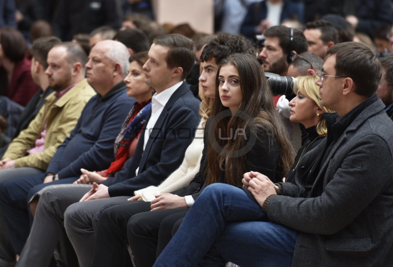 Дебаты на &#171;Олимпийском&#187;: Порошенко пришел с семьей и поговорил с журналистами