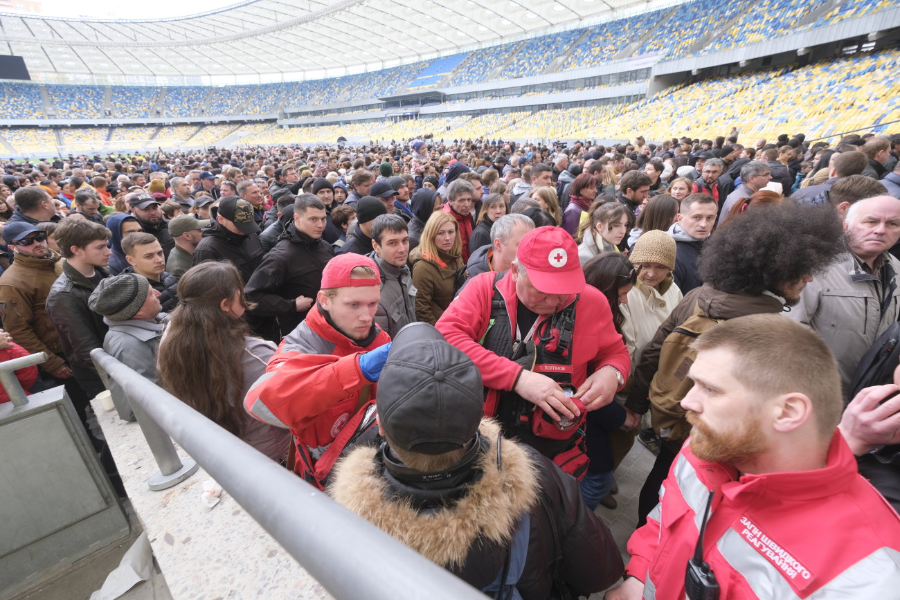 Дебаты на &#171;Олимпийском&#187;: Порошенко пришел с семьей и поговорил с журналистами