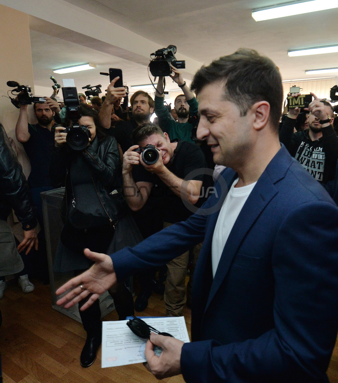 Владимир Зеленский проголосовал на избирательном участке в Оболонском районе Киева