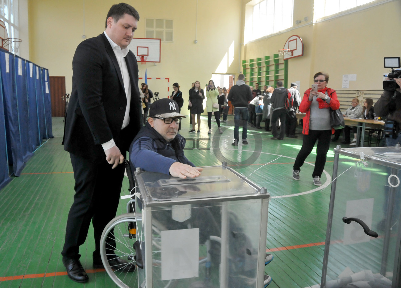 Геннадий Кернес также пришел на выборы
