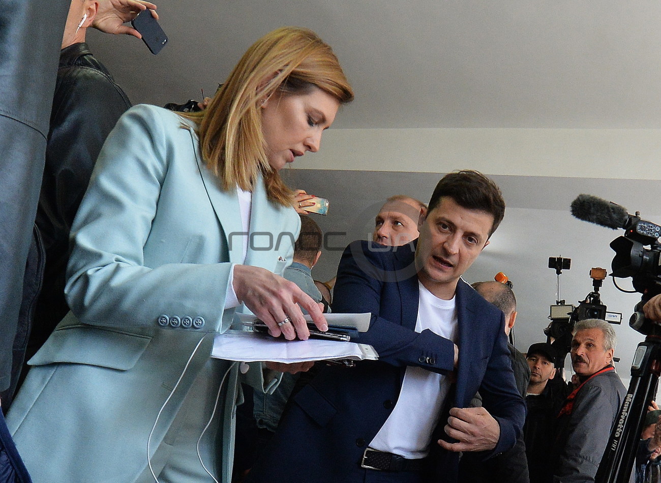 Владимир Зеленский проголосовал на избирательном участке в Оболонском районе Киева