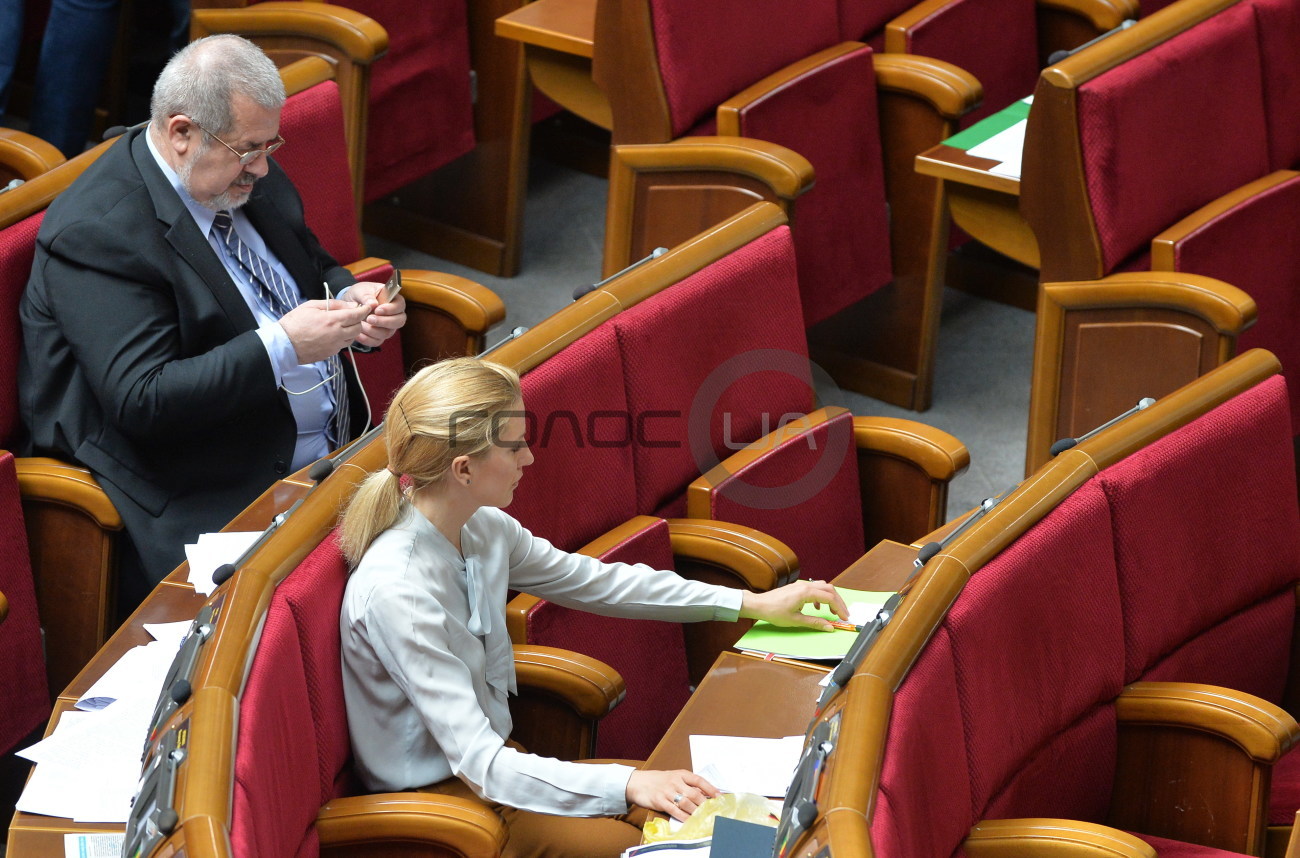 На заседании парламента депутатов можно пересчитать на пальцах