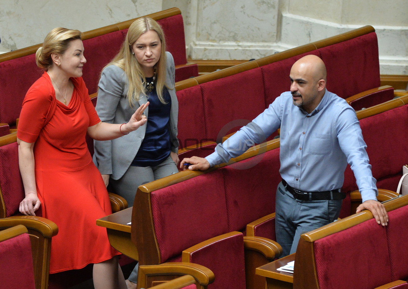 На заседании парламента депутатов можно пересчитать на пальцах