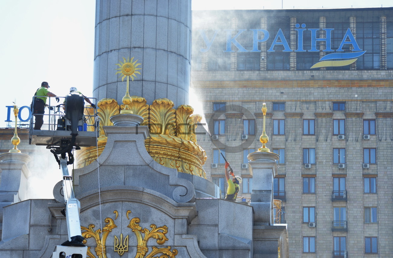 В Киеве помыли Стеллу Независимости