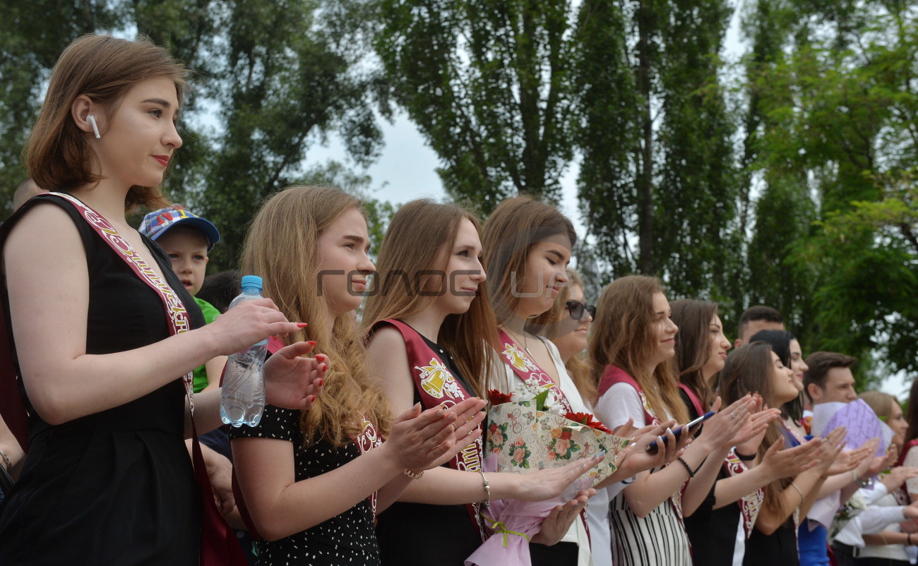 Без формы и бантов: в киевских школах прозвучал Последний звонок