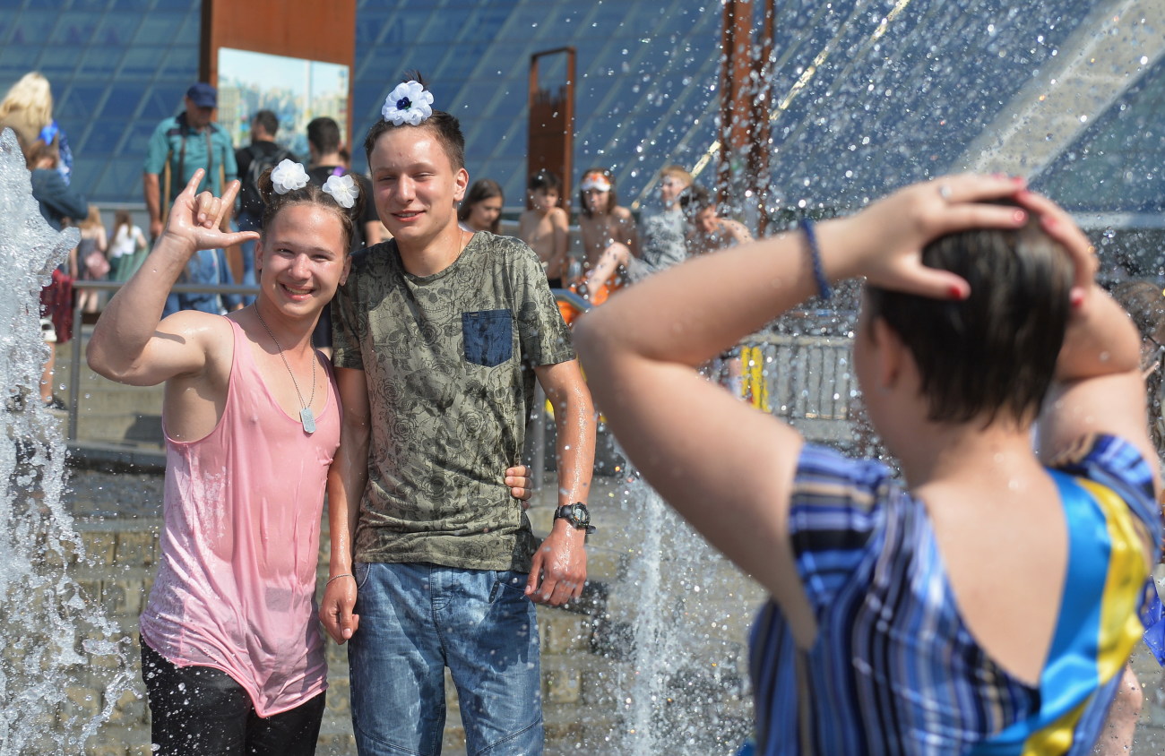 Киевские выпускники по традиции искупались в фонтанах