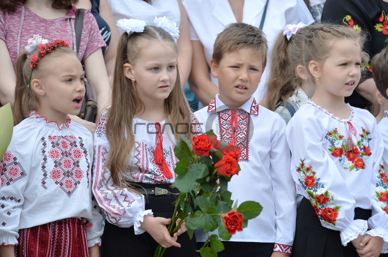 Без формы и бантов: в киевских школах прозвучал Последний звонок