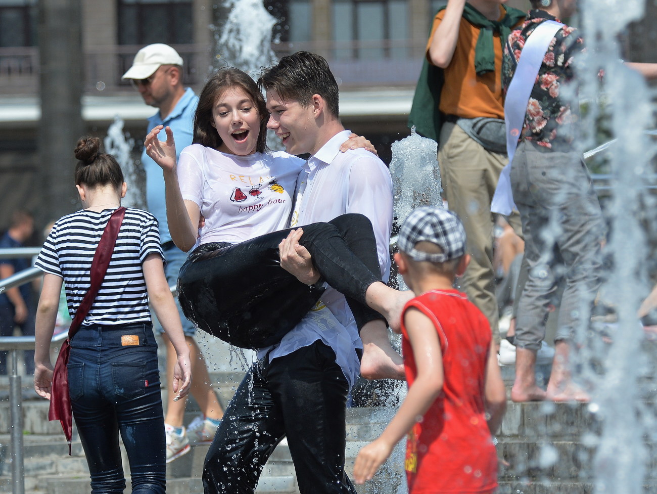 Киевские выпускники по традиции искупались в фонтанах