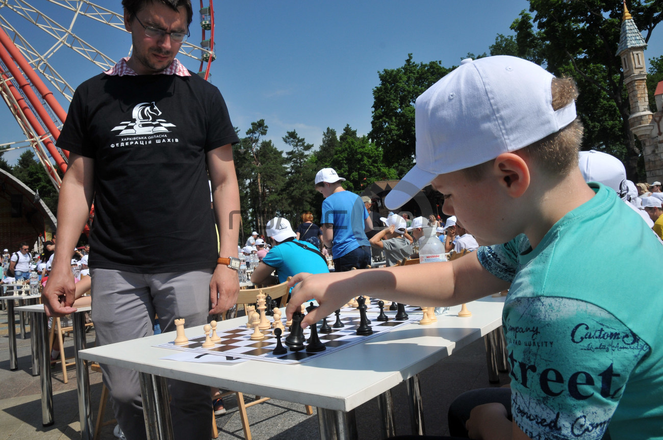 В Харькове установили рекорд Украины по одновременной игре детей в шахматы