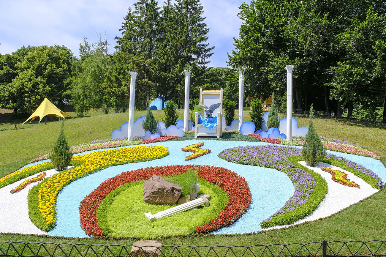 На «Певческом поле» проходит выставка цветов в греческом стиле «Цветочная Эллада»