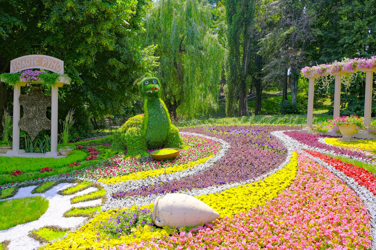 На «Певческом поле» проходит выставка цветов в греческом стиле «Цветочная Эллада»