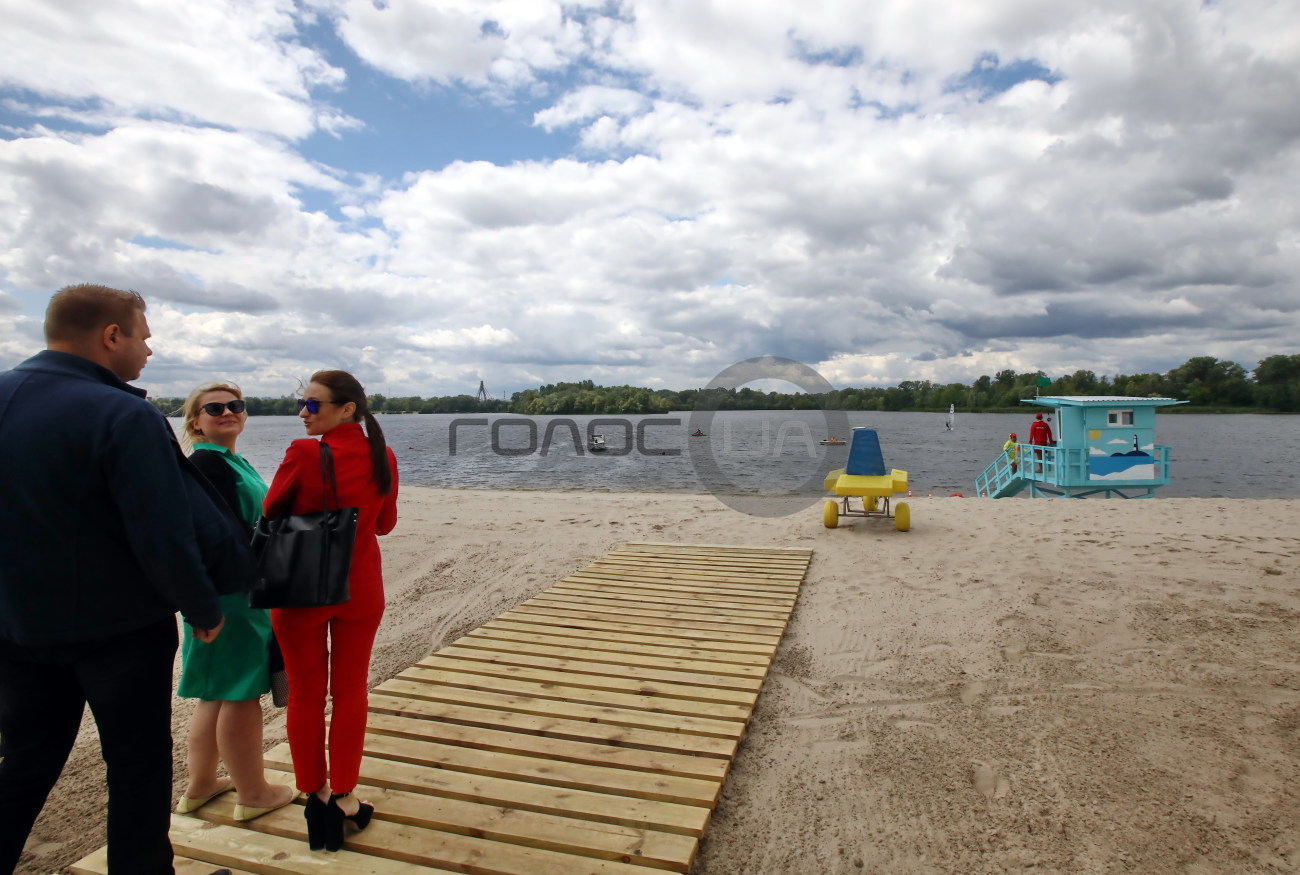 В Киеве открылся новый муниципальный пляж