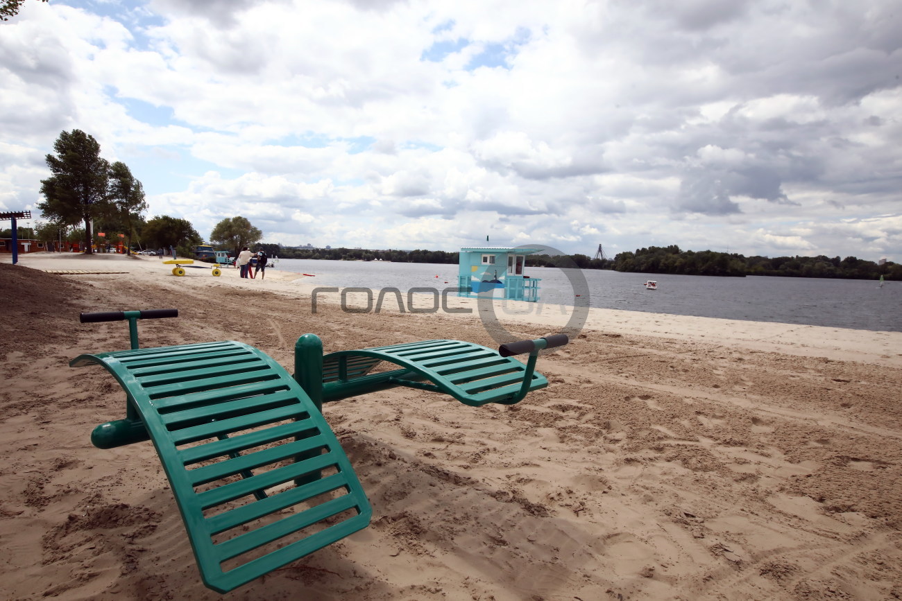 В Киеве открылся новый муниципальный пляж