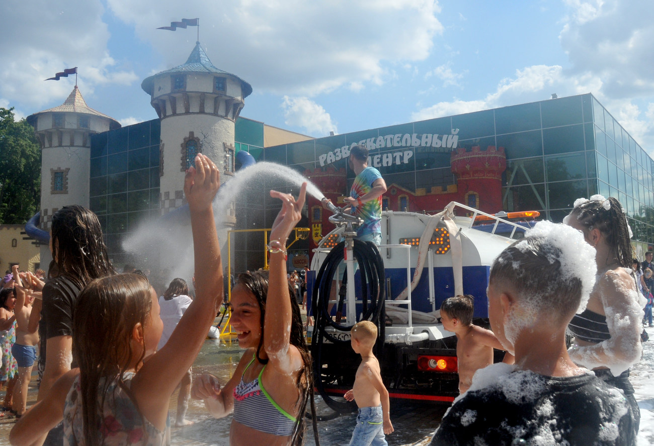 Водная битва и пенная вечеринка: в Харькове отпраздновали экватор лета
