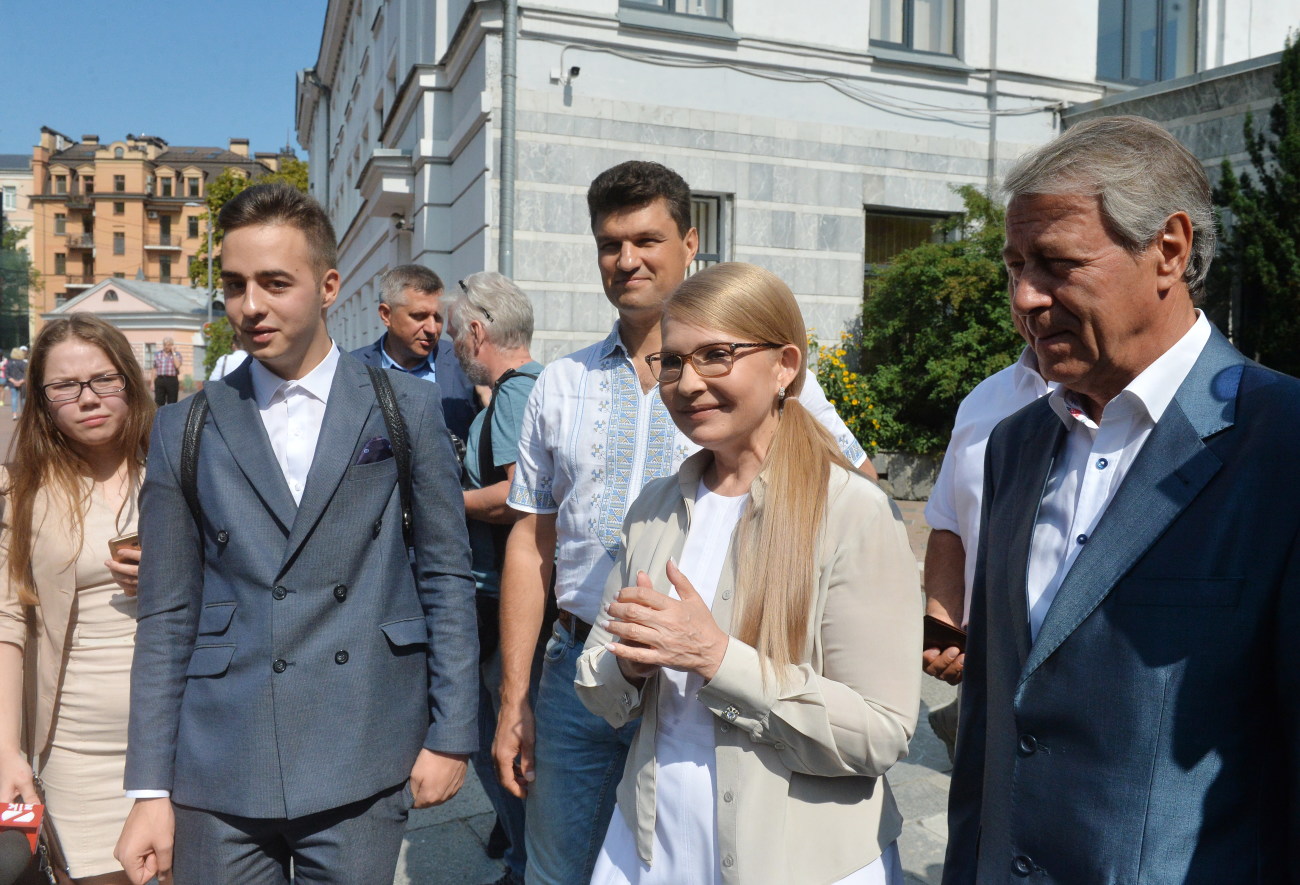 Юлия Тимошенко пришла голосовать в белом