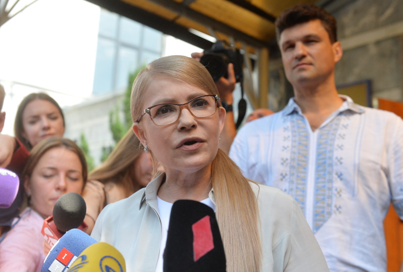 Юлия Тимошенко пришла голосовать в белом