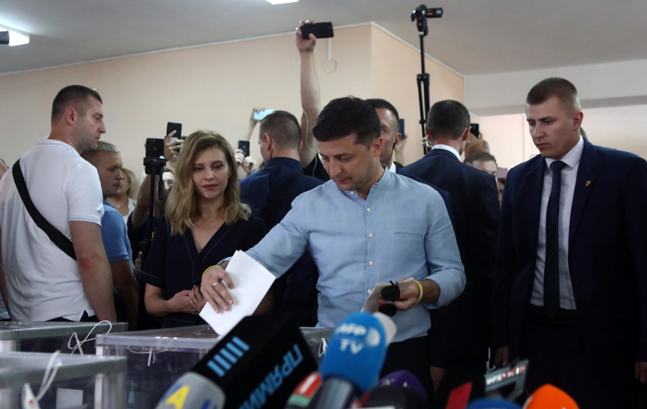 Зеленский с женой проголосовал на выборах в Раду