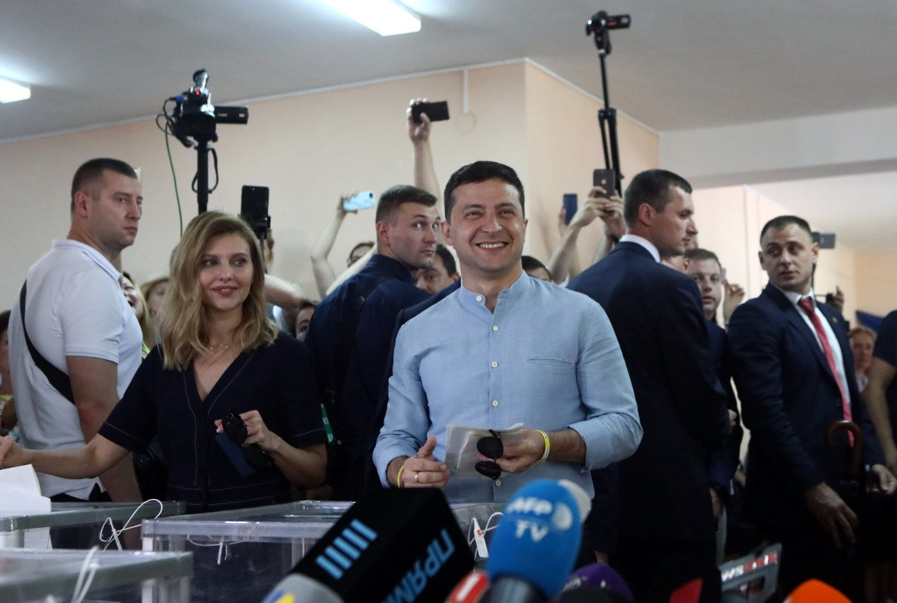 Зеленский с женой проголосовал на выборах в Раду
