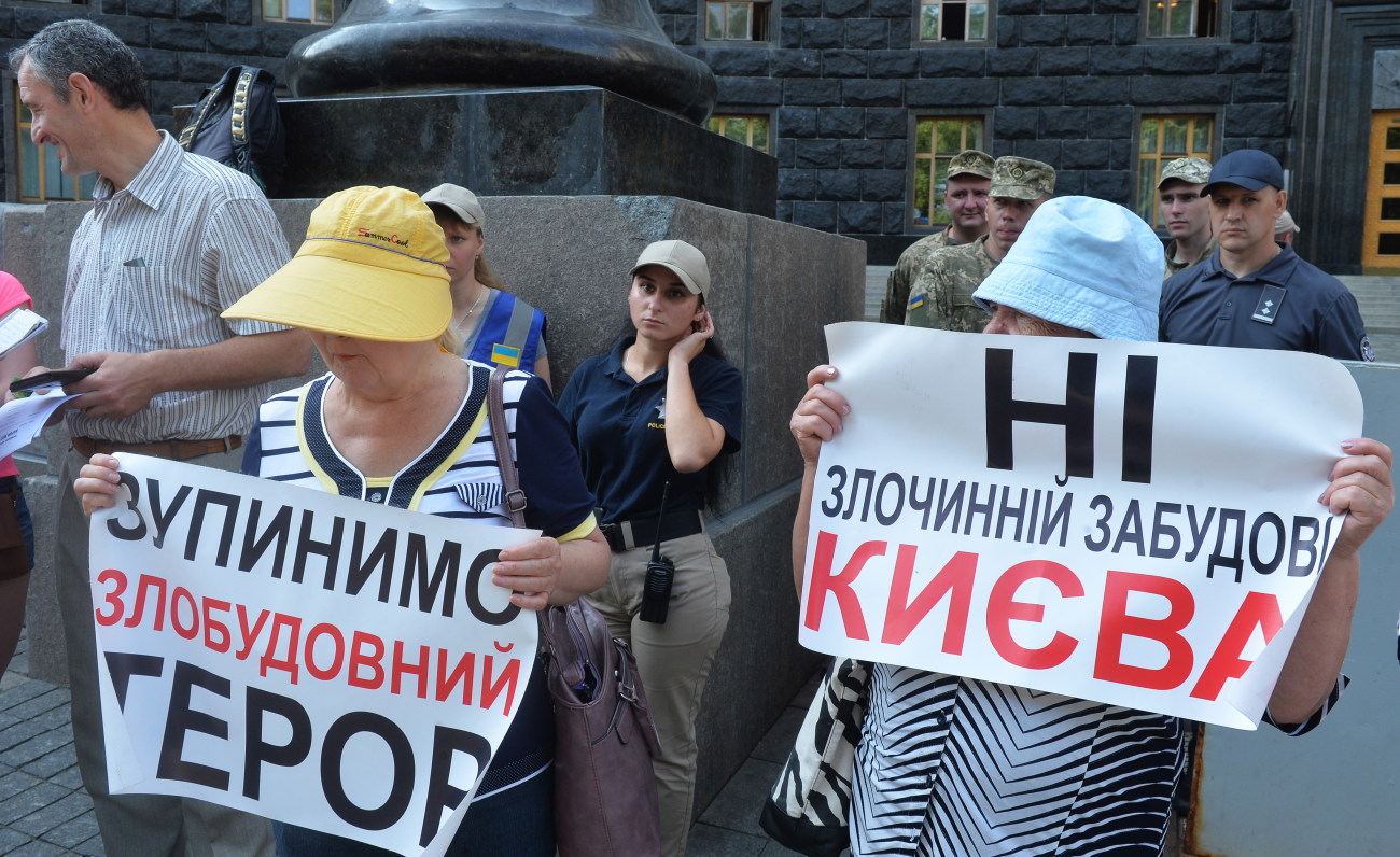 Активисты просили Гройсмана уволить Кличко