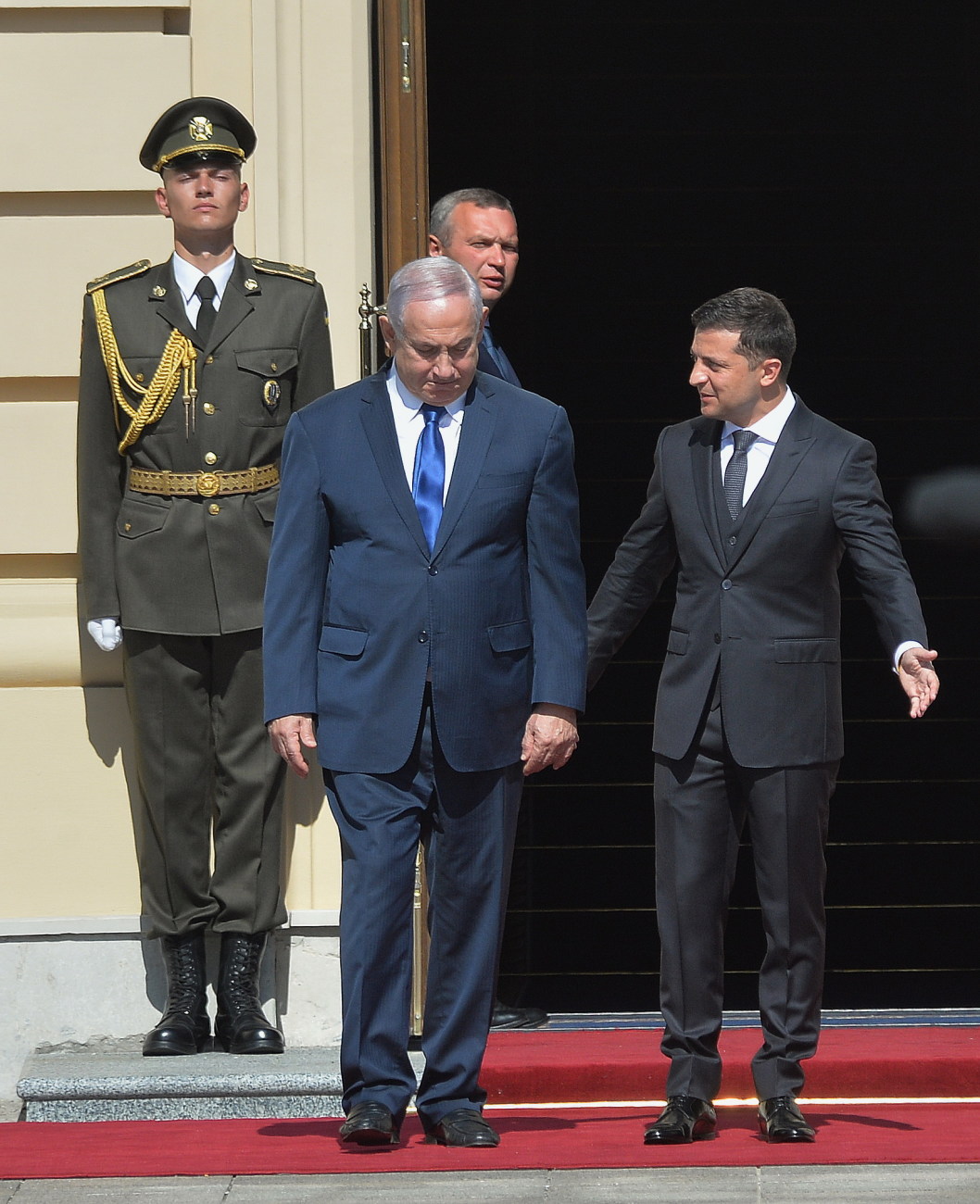 Премьер Израиля впервые за 20 лет прилетел в Украину