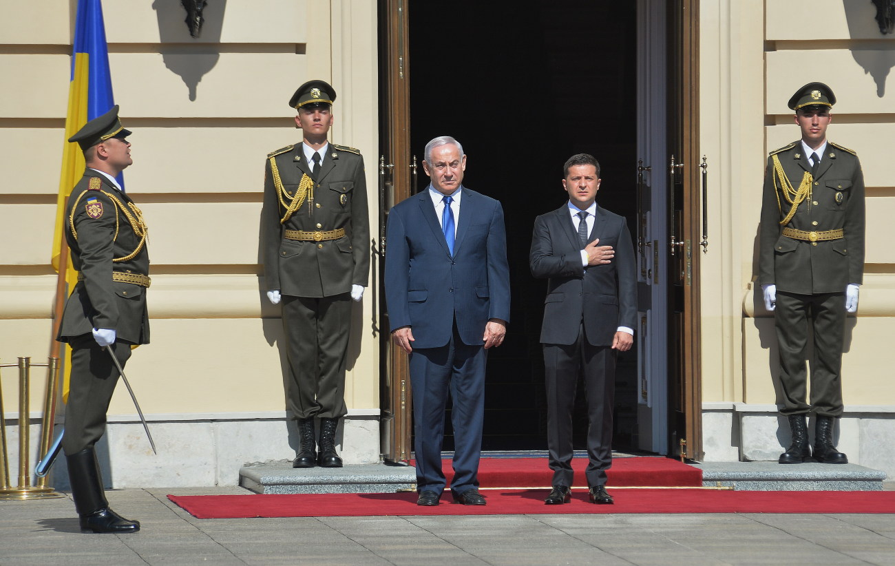 Премьер Израиля впервые за 20 лет прилетел в Украину