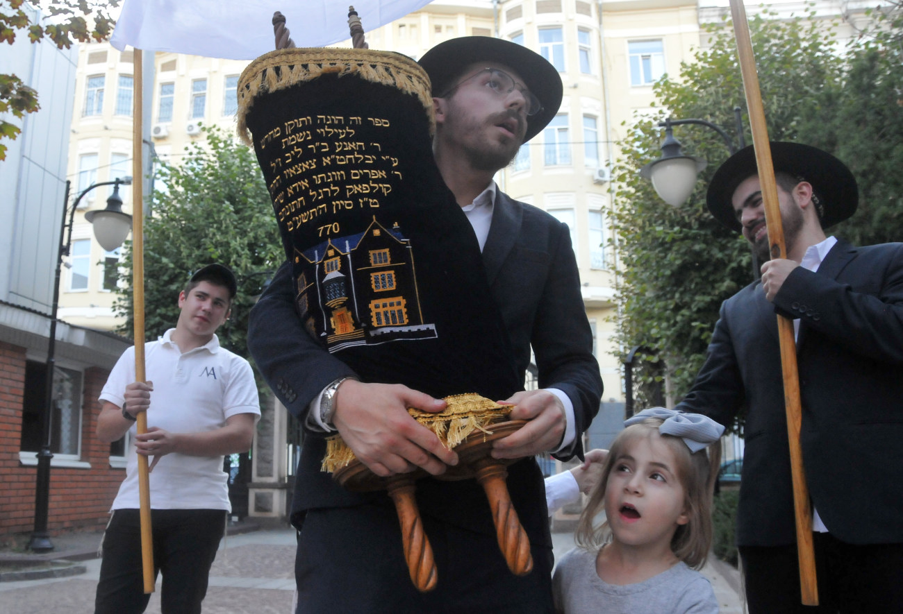 В Харьковскую хоральную синагогу торжественно внесли шестой Свиток Торы с удивительной историей